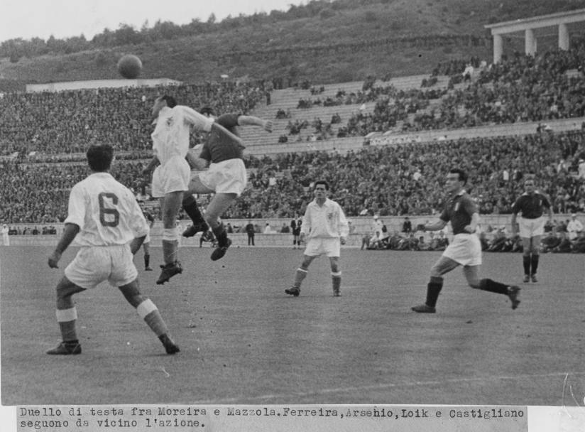 Una fase della partita (contrasto fra Mazzola e Ferreira), vinta dal Benfica col punteggio di 3-2 (Ap)